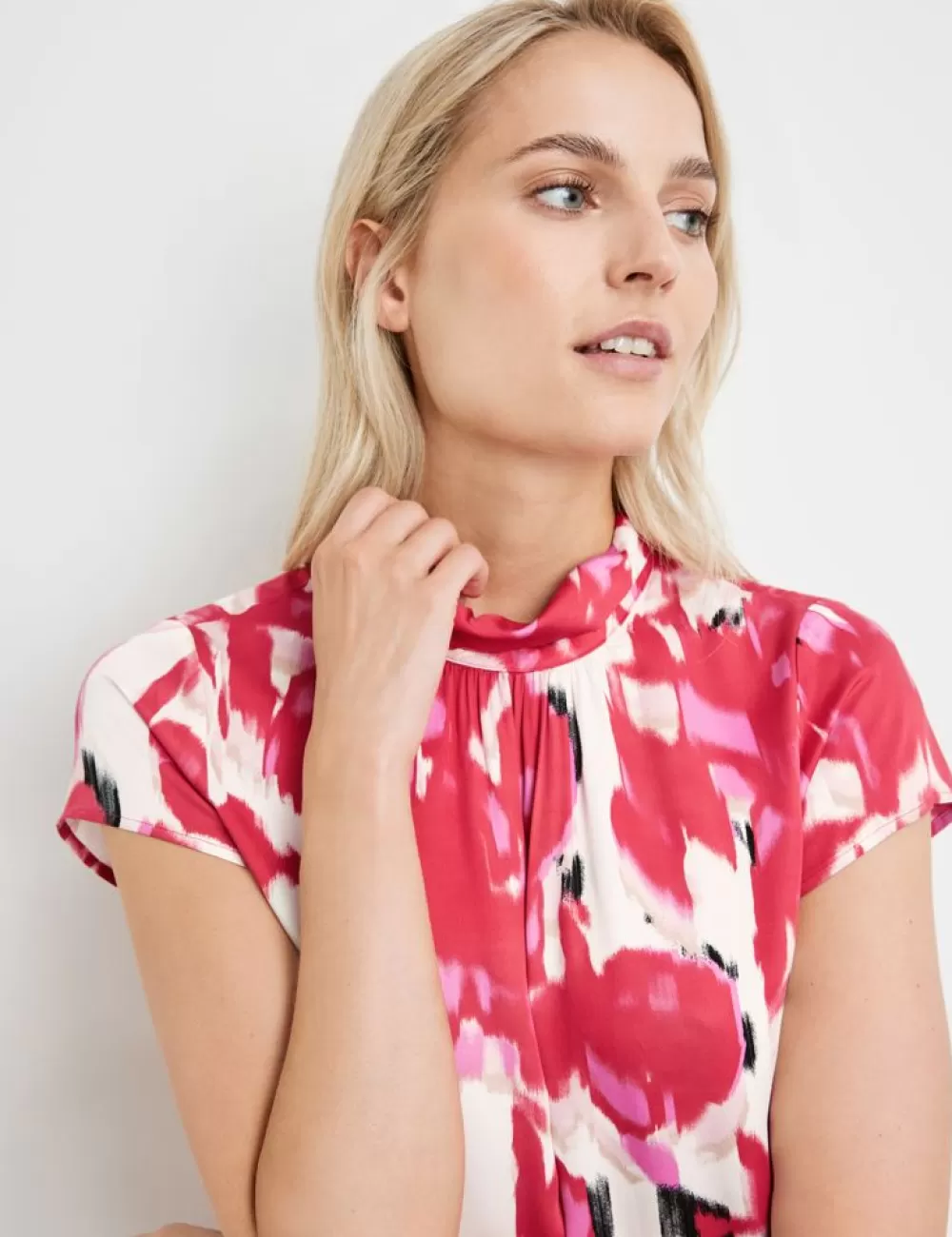 TAIFUN Bluzka Z Krotkim Rekawem W Kwiatowy Wzor Z Mala Stojka Fashion