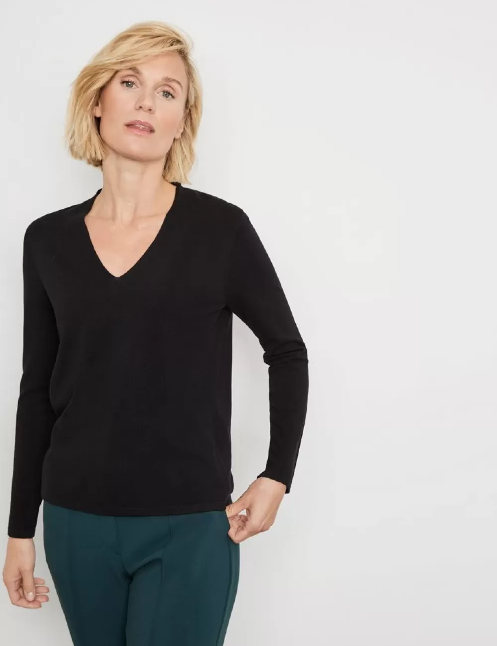 GERRY WEBER Sweter Z Cienkiej Dzianiny Z Wycieciem W Serek Best Sale